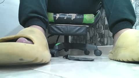 Snapshot of srfindomfeet_ chatting on October 9, 4:51 am sr master cum its my old account online show from October 9, 4:51 am