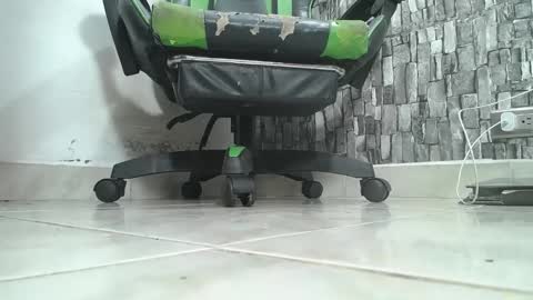 Snapshot of srfindomfeet_ chatting on October 22, 2:15 am sr master cum its my old account online show from October 22, 2:15 am