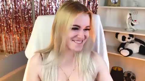 stef_nicks online show from August 3, 7:32 am