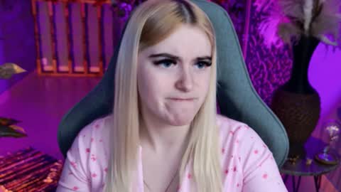 stef_nicks online show from March 9, 9:25 am