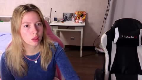 Stefany and Bettany online show from December 1, 7:34 pm