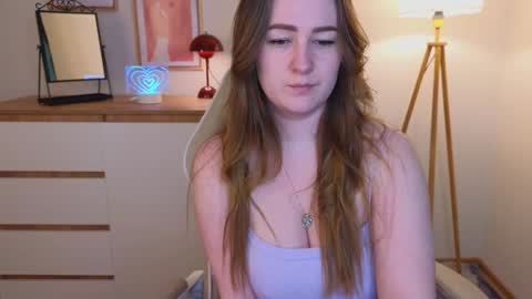 Snapshot of steph_sweet chatting on December 4, 12:46 am Emma online show from December 4, 12:46 am