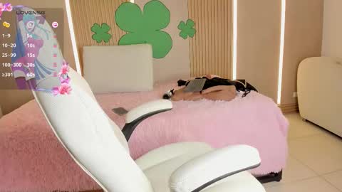 Stephany online show from March 17, 8:03 pm