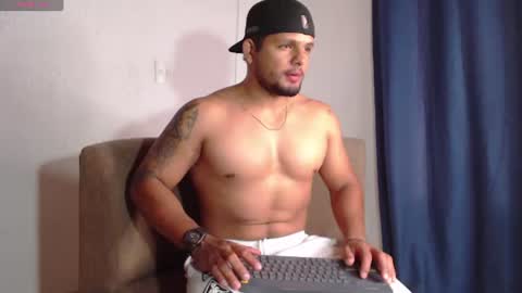 Stone Lee  online show from July 22, 5:20 am