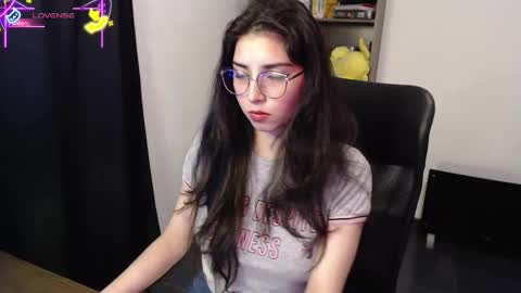 Snapshot of sunflower_uwu chatting on October 6, 2:57 pm violetta online show from October 6, 2:57 pm