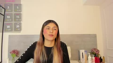 sunnywhitee online show from April 23, 7:15 pm