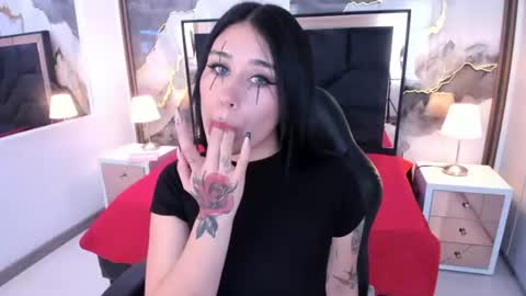 susanvilla online show from June 15, 6:33 pm