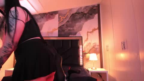 susanvilla online show from November 27, 9:00 pm