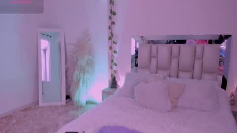 sussy_bell_ online show from April 21, 8:05 pm