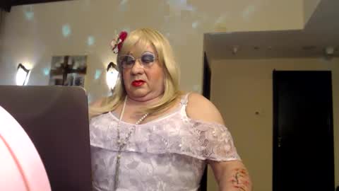 Snapshot of suzannebanci chatting on December 13, 9:20 pm My name is Sissy or more fully Suzanna Aprilia Maria Mariquita Catarina Chinita Banci. Soy una puta - que chimba ladybug online show from December 13, 9:20 pm