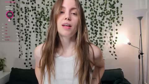 Snapshot of sweet_and_flirt chatting on October 16, 7:52 am Alice online show from October 16, 7:52 am