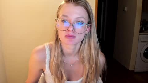 Snapshot of sweet_angel_a chatting on December 14, 2:00 am Ann - your sweet girl online show from December 14, 2:00 am