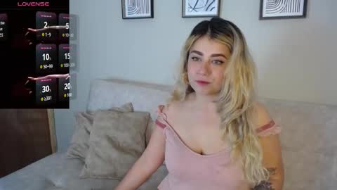 Snapshot of sweet_bella_valery_ chatting on October 20, 10:37 pm Bella Valery online show from October 20, 10:37 pm