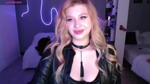 sweet_nicole_333 online show from May 7, 11:06 am