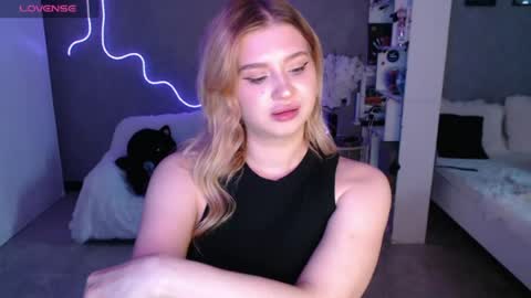sweet_nicole_333 online show from June 12, 9:52 am