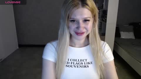Snapshot of sweet_nicole_333 chatting on October 23, 11:23 am sweet_nicole_333 online show from October 23, 11:23 am