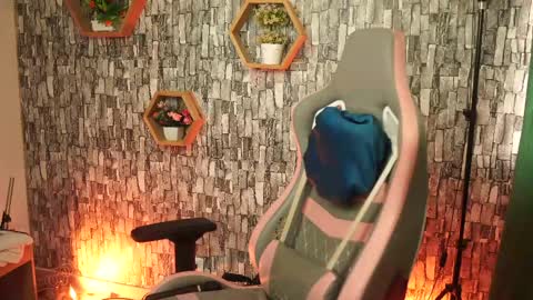 Salom independent model online show from April 23, 8:43 pm