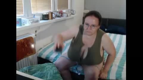 Sweetboobs85h online show from June 20, 4:02 pm