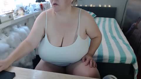 Sweetboobs85h online show from November 1, 9:30 am