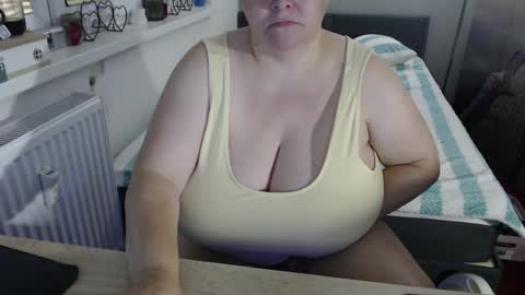 Snapshot of sweetboobs85h chatting on October 21, 5:05 pm Sweetboobs85h online show from October 21, 5:05 pm