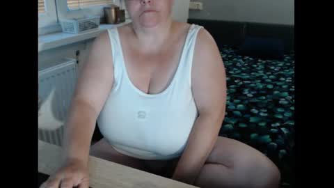 Sweetboobs85h online show from July 28, 6:20 pm