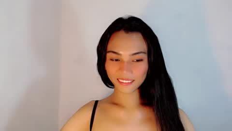 Snapshot of sweetmorena_xox chatting on October 22, 5:32 am Nia online show from October 22, 5:32 am