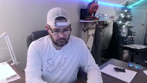 TaintNuzzler online show from December 4, 1:08 am