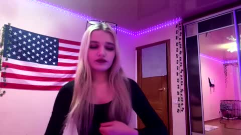 Mia online show from March 8, 7:07 pm