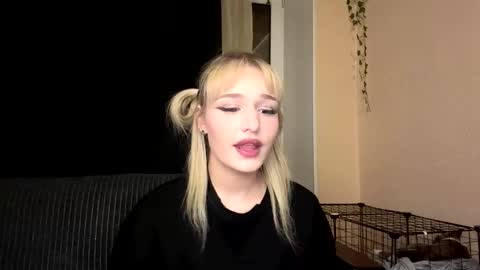 Mia online show from March 21, 6:01 pm