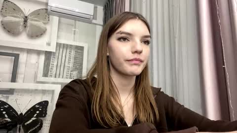 Mia online show from March 5, 4:27 pm