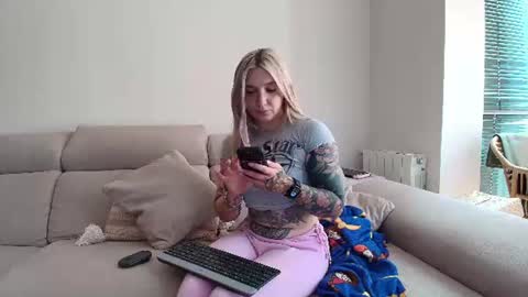 tattoobbgirl online show from June 19, 1:50 pm