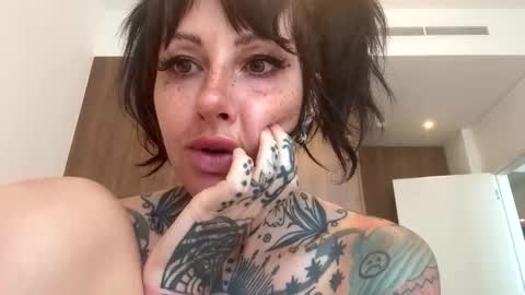tattooedlucy_ online show from April 25, 9:33 am