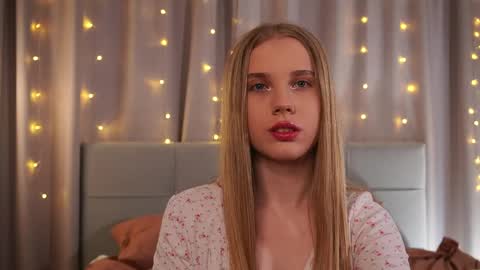 Taya online show from May 19, 5:09 pm