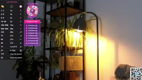 Em online show from June 12, 9:47 pm