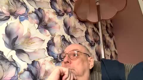 Snapshot of tebb61 chatting on October 16, 11:21 am Mark online show from October 16, 11:21 am