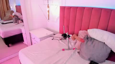 tessa_sinclaire online show from April 24, 11:18 pm