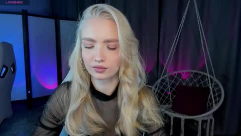 TessaHamilton online show from December 1, 10:24 am