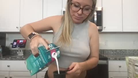 Snapshot of texas_blonde chatting on October 24, 6:52 pm Daphne Summers online show from October 24, 6:52 pm