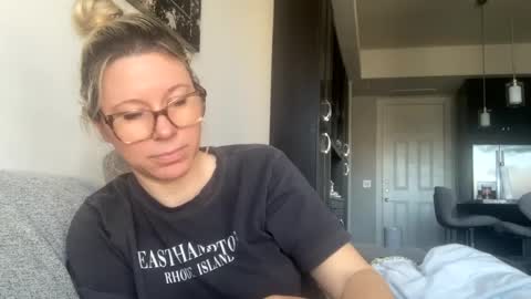 Snapshot of texas_blonde chatting on January 11, 4:25 pm Daphne Summers online show from January 11, 4:25 pm