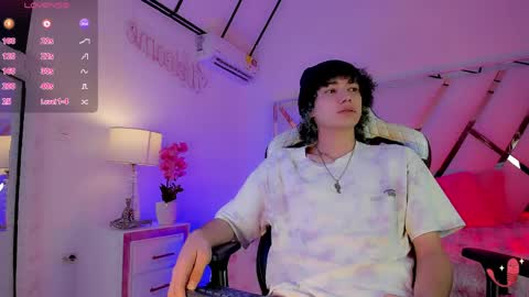 thanier_18 online show from April 25, 7:22 pm
