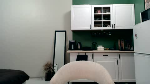 Mia 3 online show from June 22, 6:04 pm
