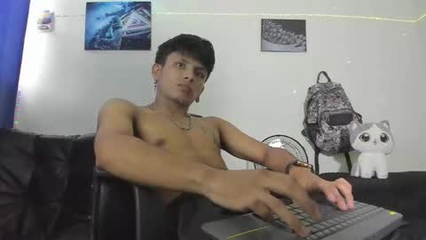 Snapshot of the_weed_guys chatting on December 21, 8:10 pm Danny online show from December 21, 8:10 pm