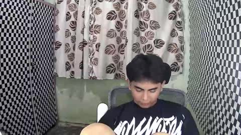 Snapshot of thehugecomeback chatting on December 9, 1:02 pm Xerxis online show from December 9, 1:02 pm