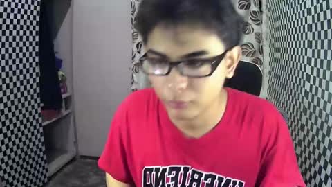 Snapshot of thehugecomeback chatting on December 10, 6:33 am Xerxis online show from December 10, 6:33 am