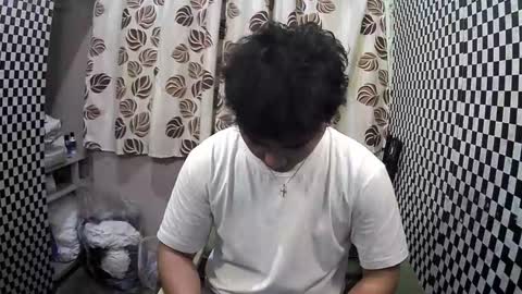 Snapshot of thehugecomeback chatting on February 5, 7:20 pm Xerxis online show from February 5, 7:20 pm