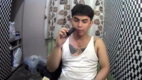 Snapshot of thehugecomeback chatting on January 19, 7:37 pm Xerxis online show from January 19, 7:37 pm