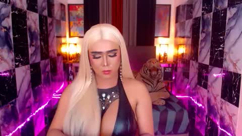 Paula online show from November 18, 6:55 pm