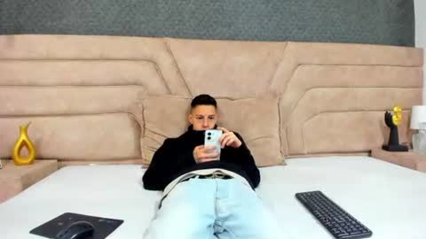 Thiago   online show from June 16, 1:26 pm