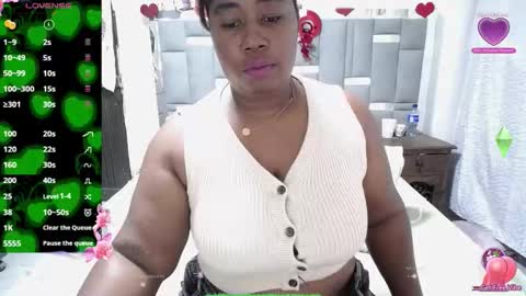 Snapshot of thickebonymilf chatting on September 29, 6:23 am XIOMARA online show from September 29, 6:23 am