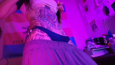 Snapshot of thighsnacks chatting on December 4, 9:40 pm snacks online show from December 4, 9:40 pm